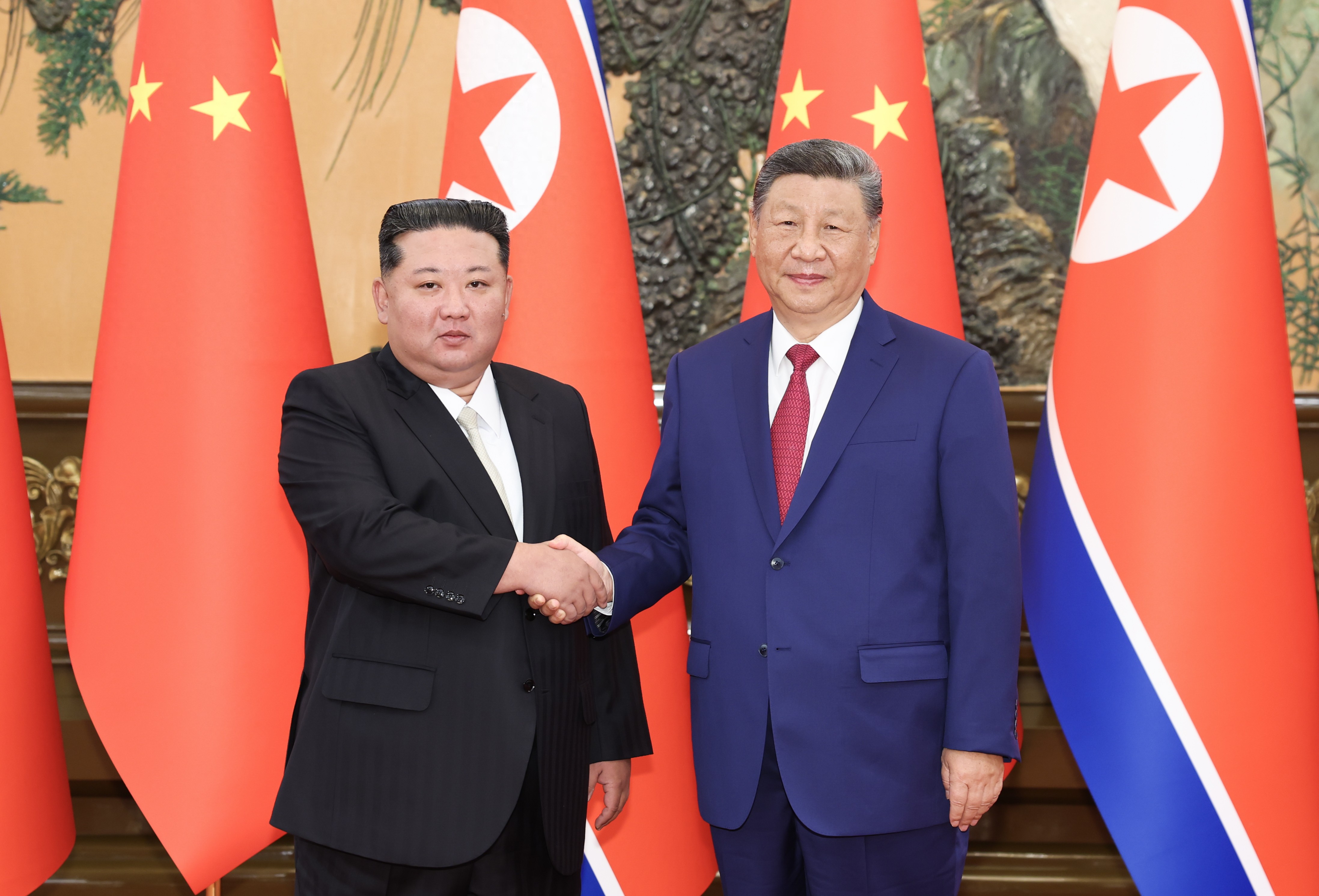 9月4日晚，中共中央總書記、國家主席習近平在北京人民大會堂同來華出席紀念中國人民抗日戰爭暨世界反法西斯戰爭勝利80周年活動的朝鮮勞動黨總書記、國務委員長金正恩舉行會談。