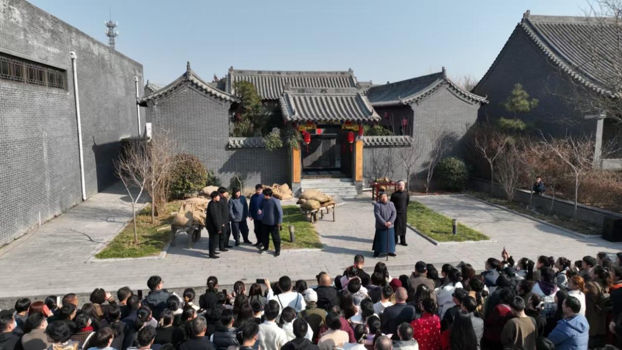 伯延古鎮里的實景演出。安曉亮攝