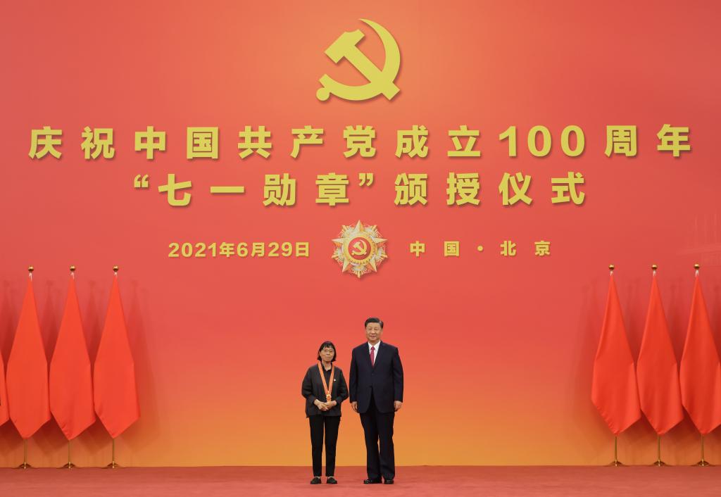 2021年6月29日，習近平總書記向“七一勛章”獲得者張桂梅頒授勛章。